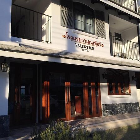 Valentier Cafe And Hotel Chiang Mai Bagian luar foto