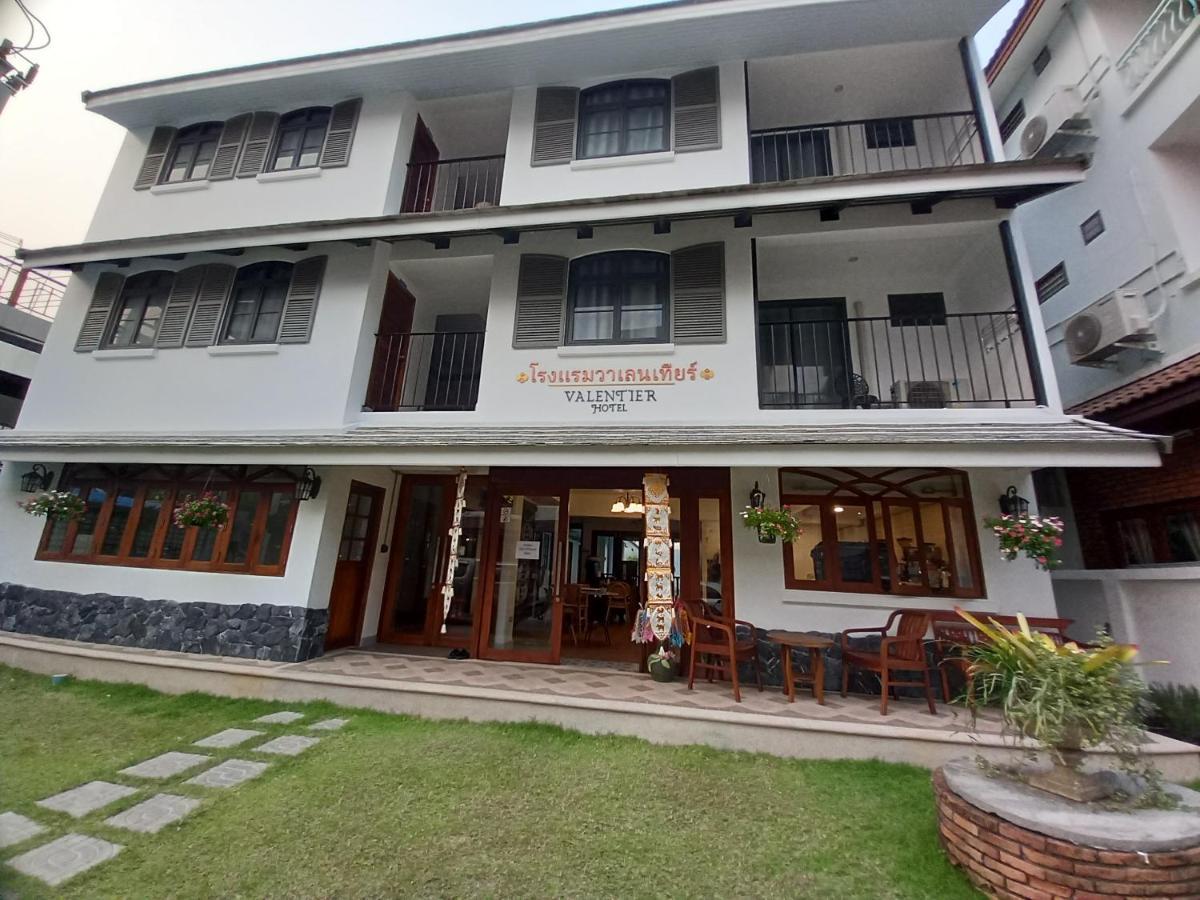 Valentier Cafe And Hotel Chiang Mai Bagian luar foto