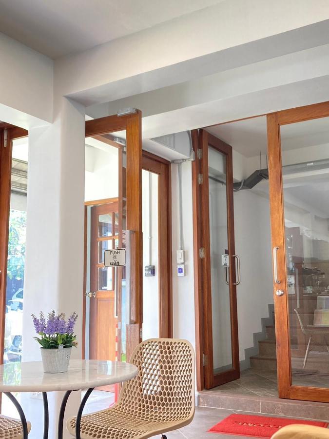 Valentier Cafe And Hotel Chiang Mai Bagian luar foto