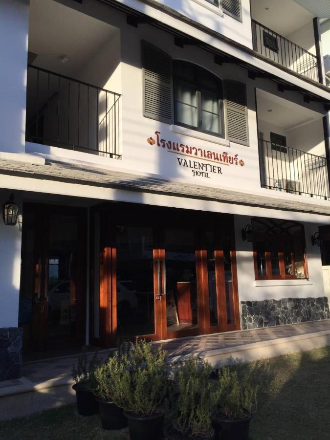 Valentier Cafe And Hotel Chiang Mai Bagian luar foto