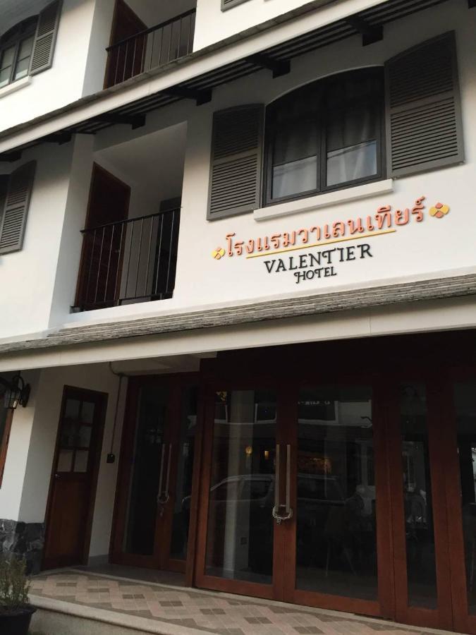Valentier Cafe And Hotel Chiang Mai Bagian luar foto