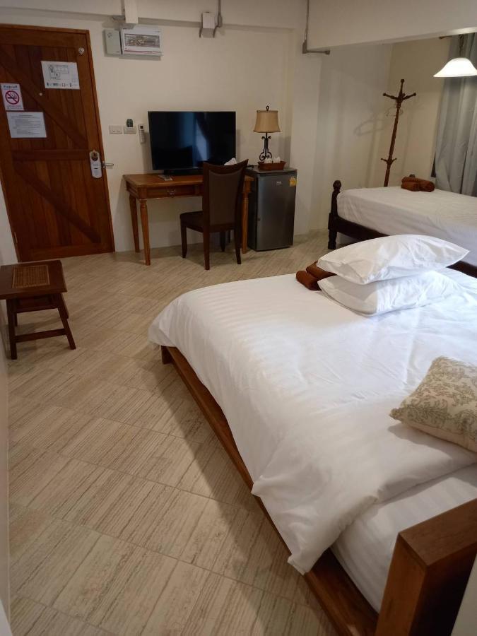 Valentier Cafe And Hotel Chiang Mai Bagian luar foto