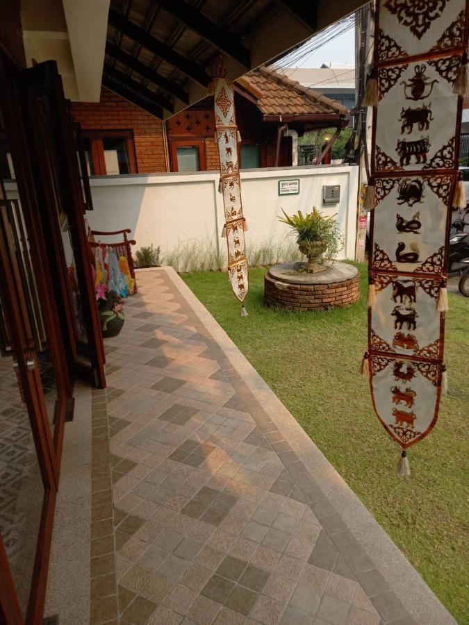 Valentier Cafe And Hotel Chiang Mai Bagian luar foto