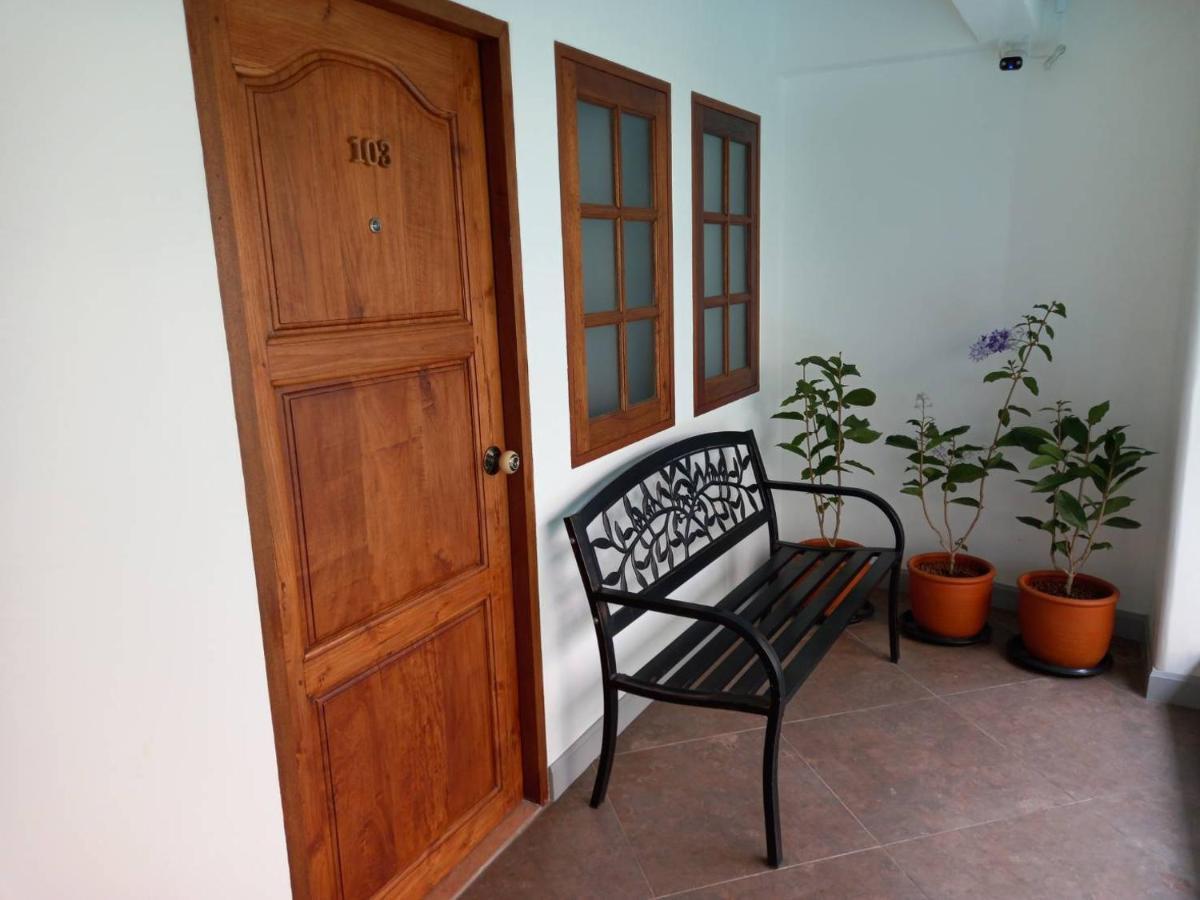 Valentier Cafe And Hotel Chiang Mai Bagian luar foto