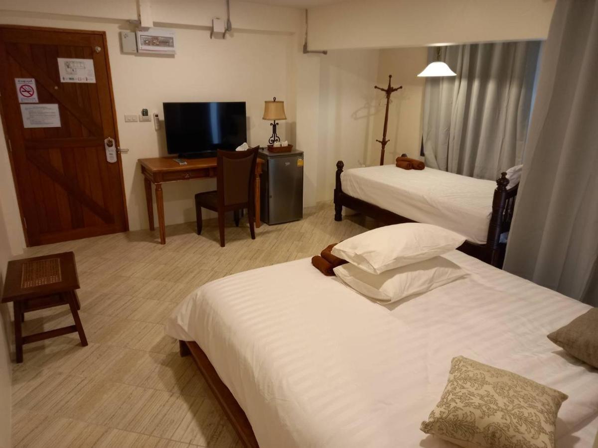 Valentier Cafe And Hotel Chiang Mai Bagian luar foto