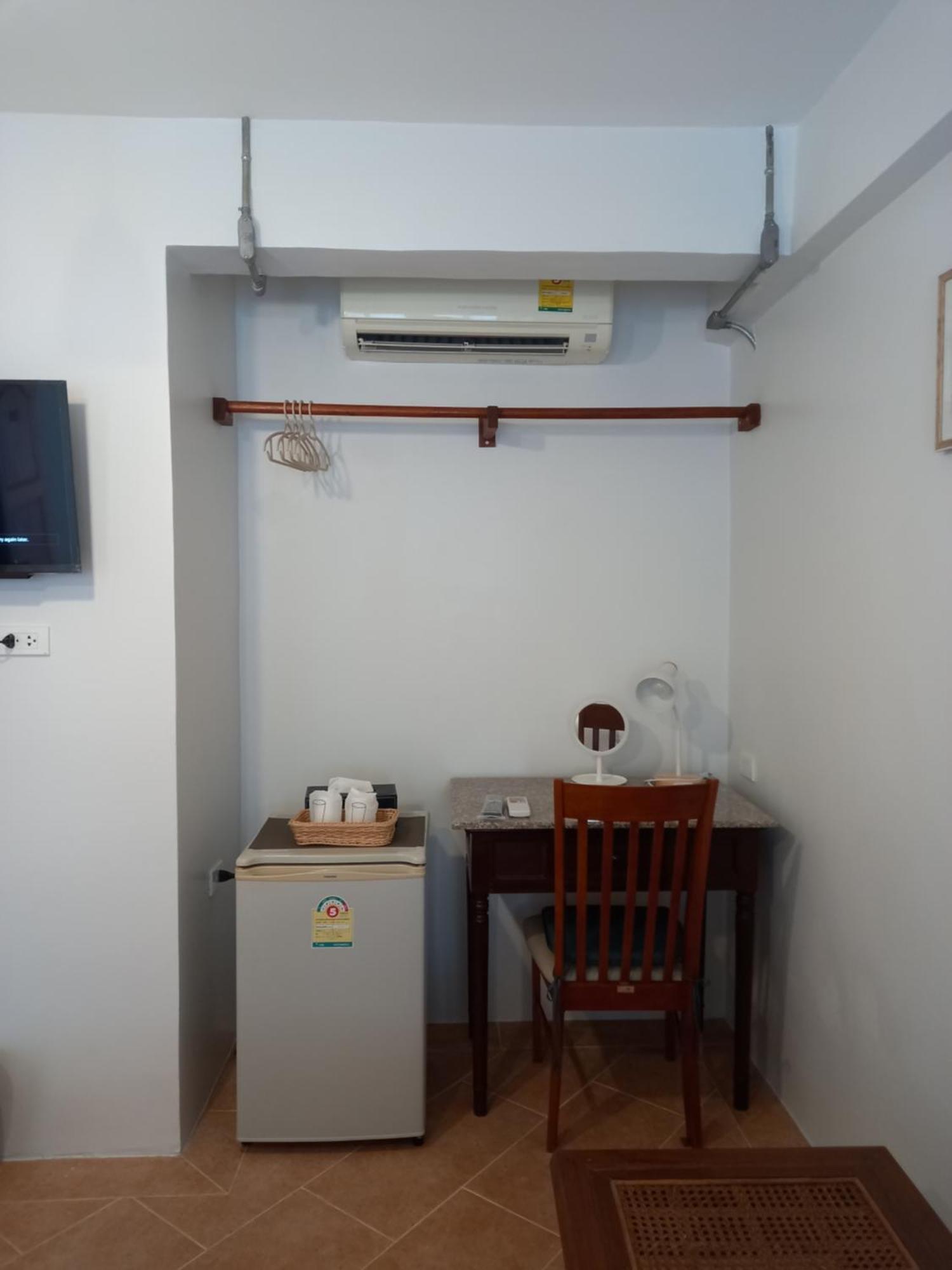 Valentier Cafe And Hotel Chiang Mai Bagian luar foto