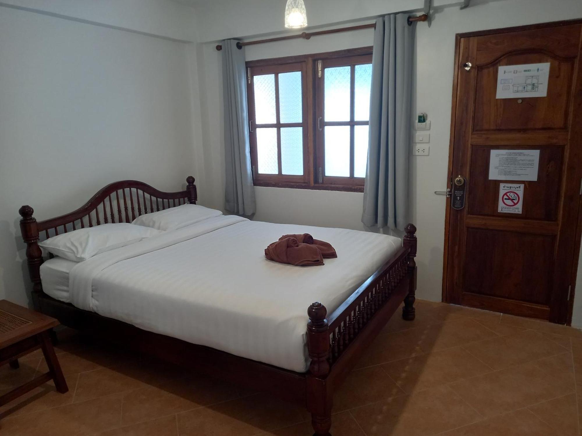 Valentier Cafe And Hotel Chiang Mai Bagian luar foto