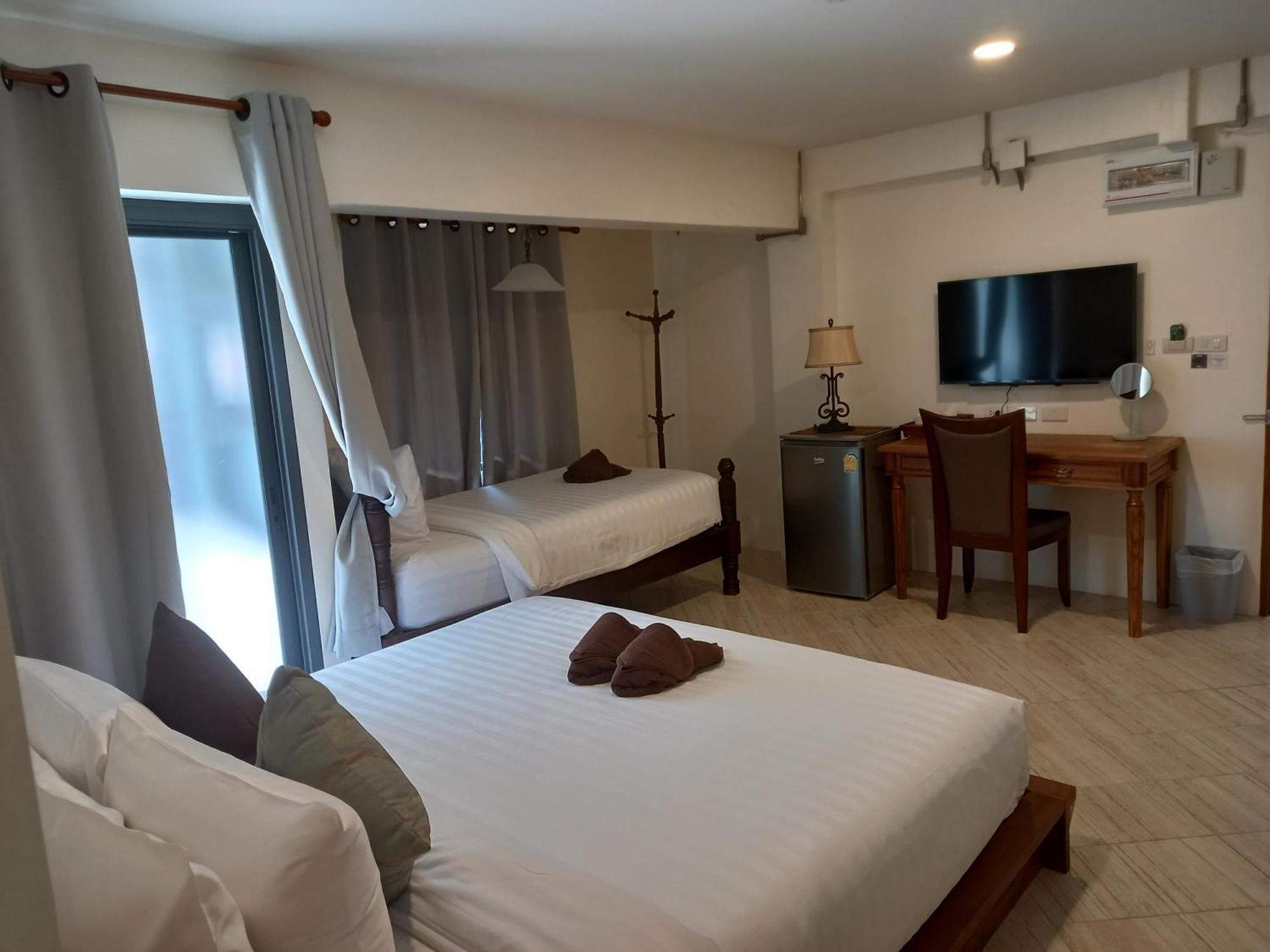 Valentier Cafe And Hotel Chiang Mai Bagian luar foto