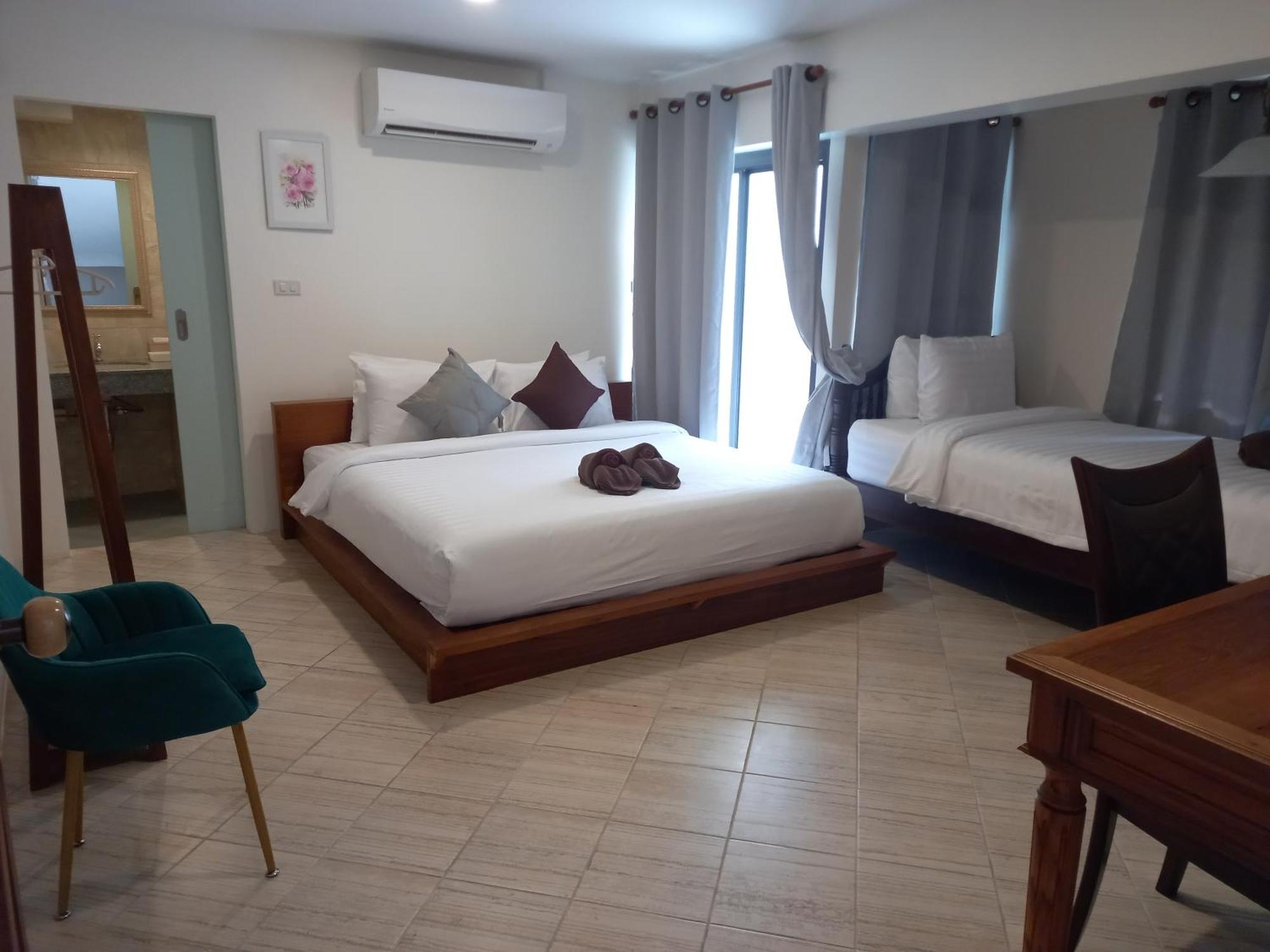 Valentier Cafe And Hotel Chiang Mai Bagian luar foto